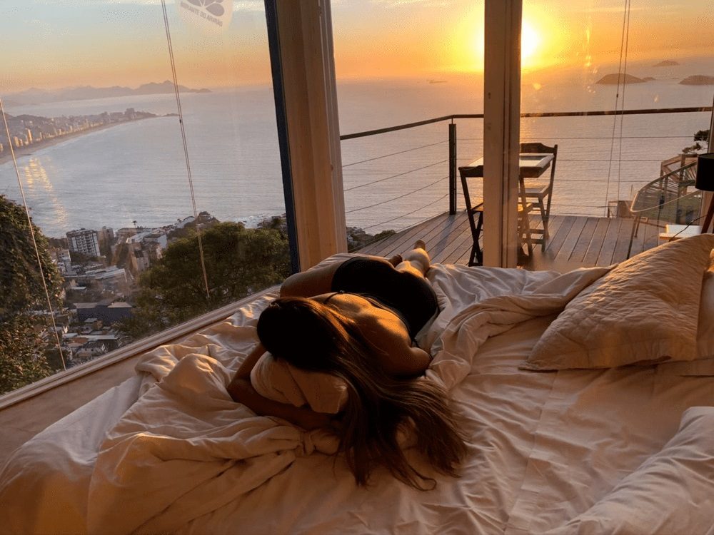 mulher-deitada-cama-mirante-do-arvrao-vista-para-o-mar-vidigal